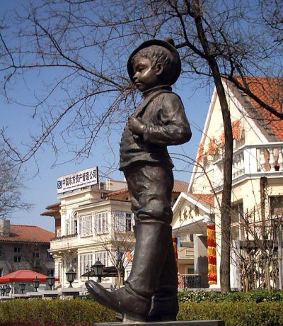 街道公園穿靴子的小男孩人物銅雕兒童雕塑