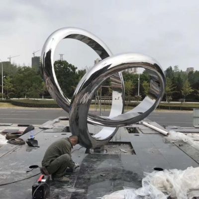 城市街道擺放不銹鋼鏡面抽象圓環藝術景觀雕塑