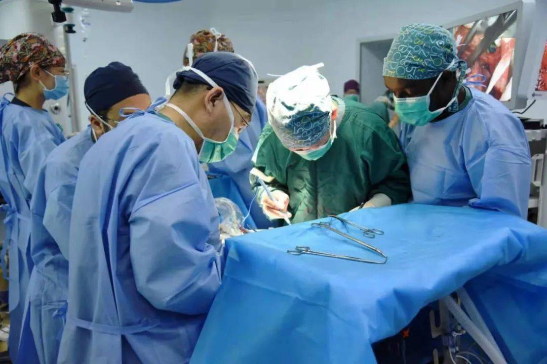 四川大學華西醫(yī)院周清華教授團隊和云南省腫瘤醫(yī)院黃云超教授團隊在云南省腫瘤醫(yī)院聯(lián)合開展復雜肺及縱膈手術直播